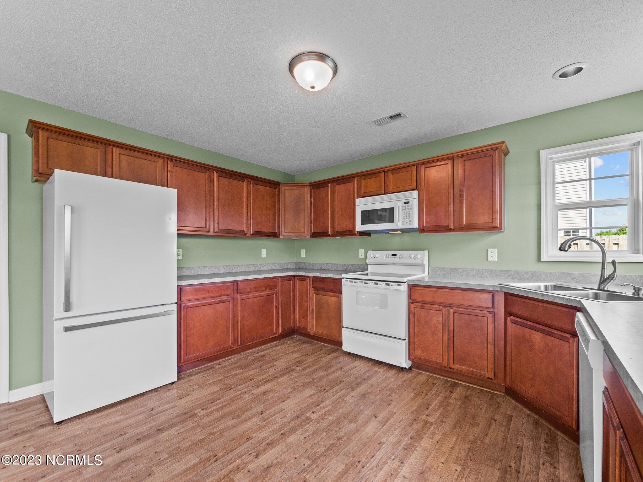 218 Smallwood Road Hubert, NC 28539 - Photo 11 of 44 Kitchen