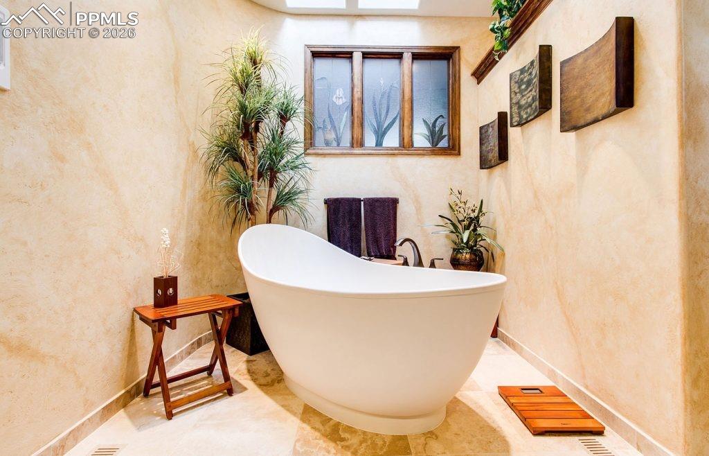 5499 Remuda Rnch Parkway Sedalia, CO 80135 - Photo 9 of 19 a living room with furniture and a potted plant