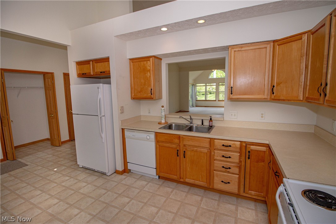 4902 Foote Road, Unit 36 Medina, OH 44256 - Photo 4 of 21 Lots of cabinetry and pass through to great room.