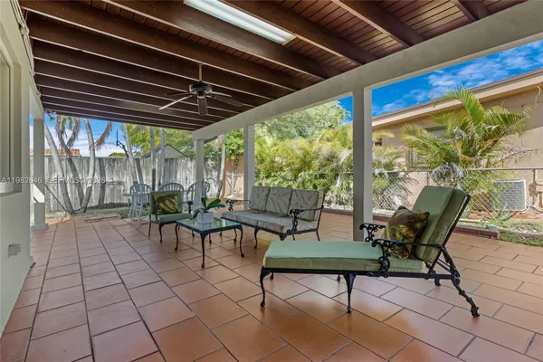 $750,000 | 4660 West 9th Avenue, Hialeah, FL 33012