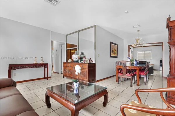 $750,000 | 4660 West 9th Avenue, Hialeah, FL 33012