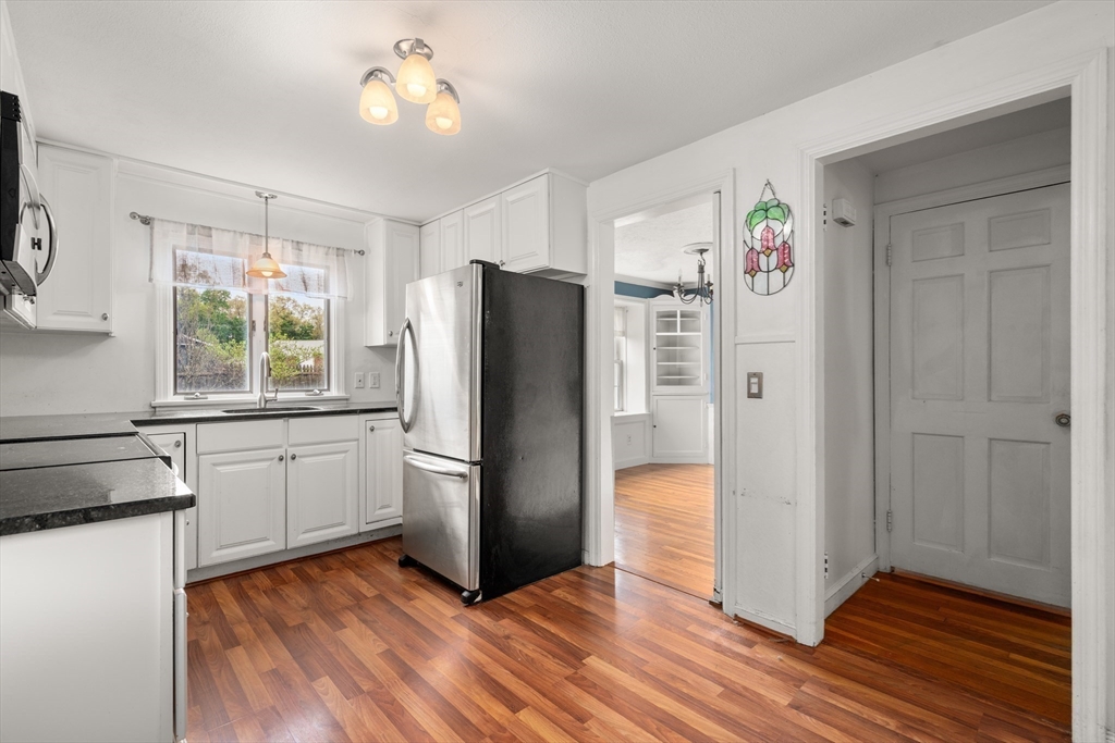 39 Pleasant Street Holyoke, MA 01040 - Photo 7 of 29