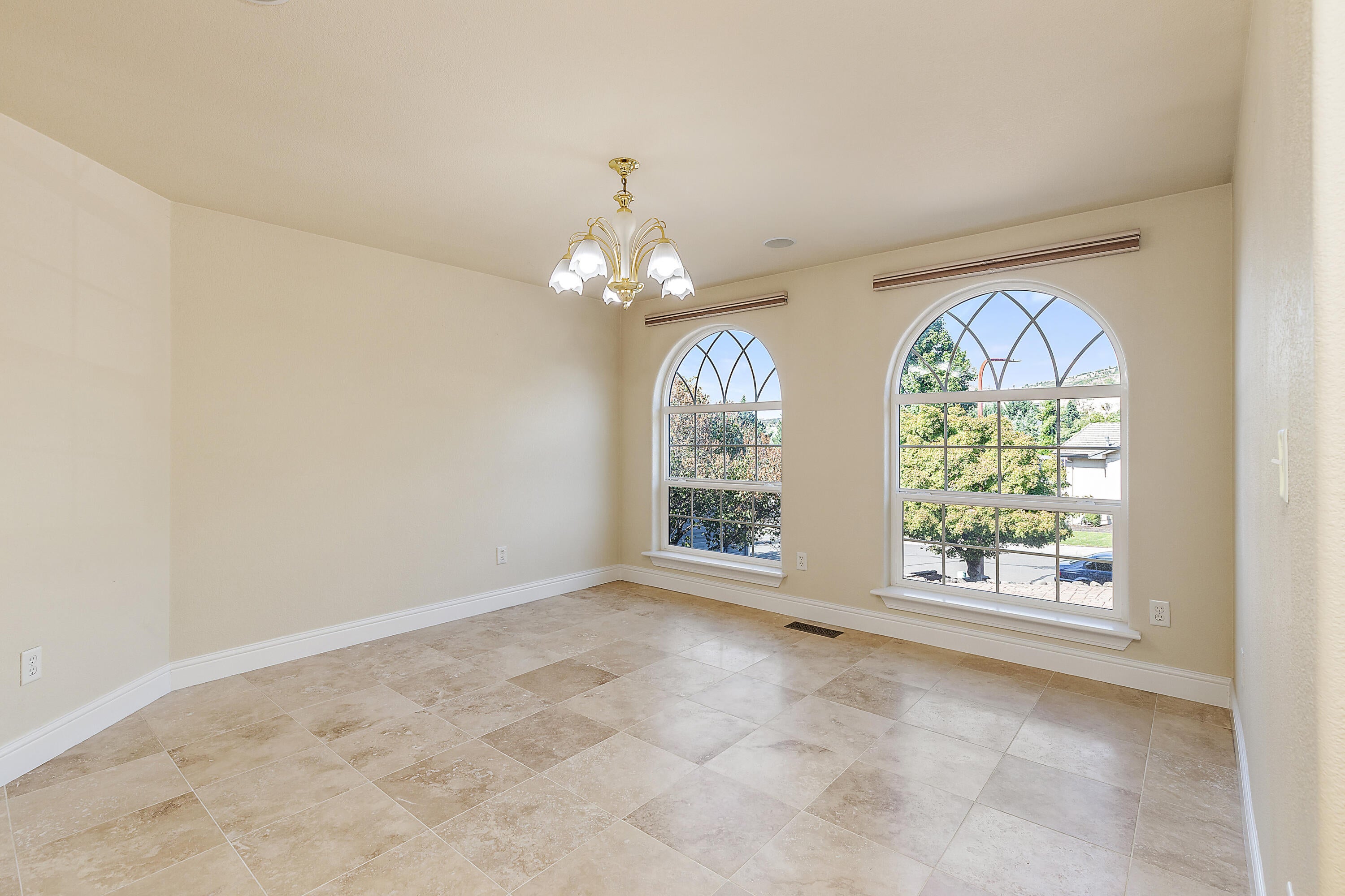 4376 Innsbruck Ridge Medford, OR 97504 - Photo 17 of 51 Dining Room