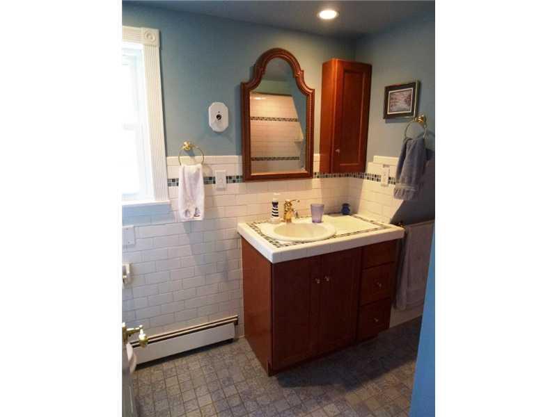 29 Broad Cove Road Cape Elizabeth, ME 04107 - Photo 13 of 17 Bathroom.
