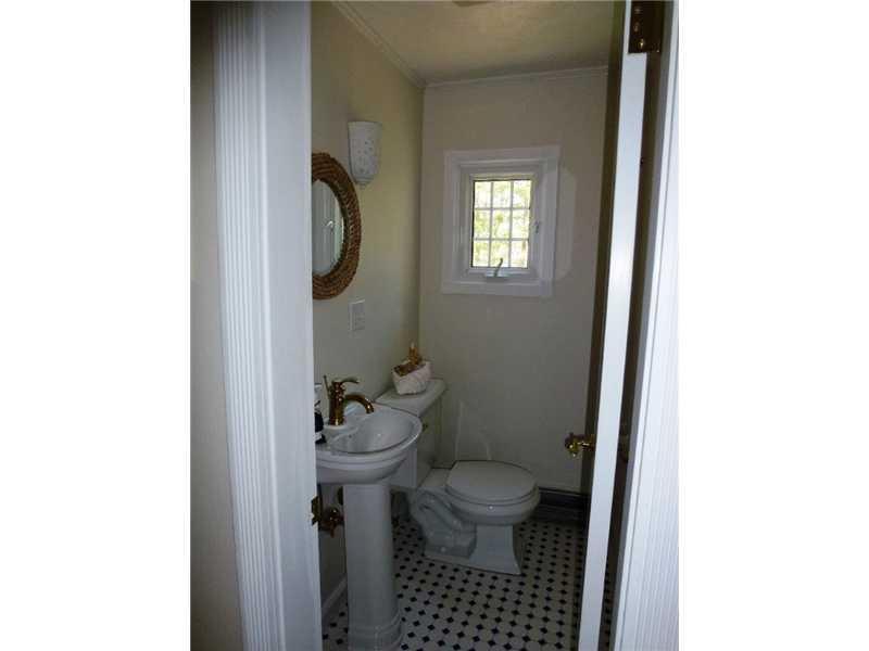 29 Broad Cove Road Cape Elizabeth, ME 04107 - Photo 8 of 17 Bathroom.