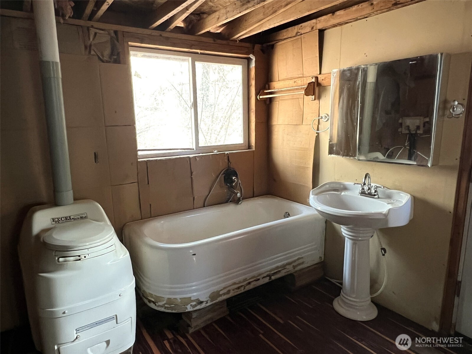 103 Stonehaven Road Tonasket, WA 98855 - Photo 10 of 38 a bathroom with a sink toilet and shower