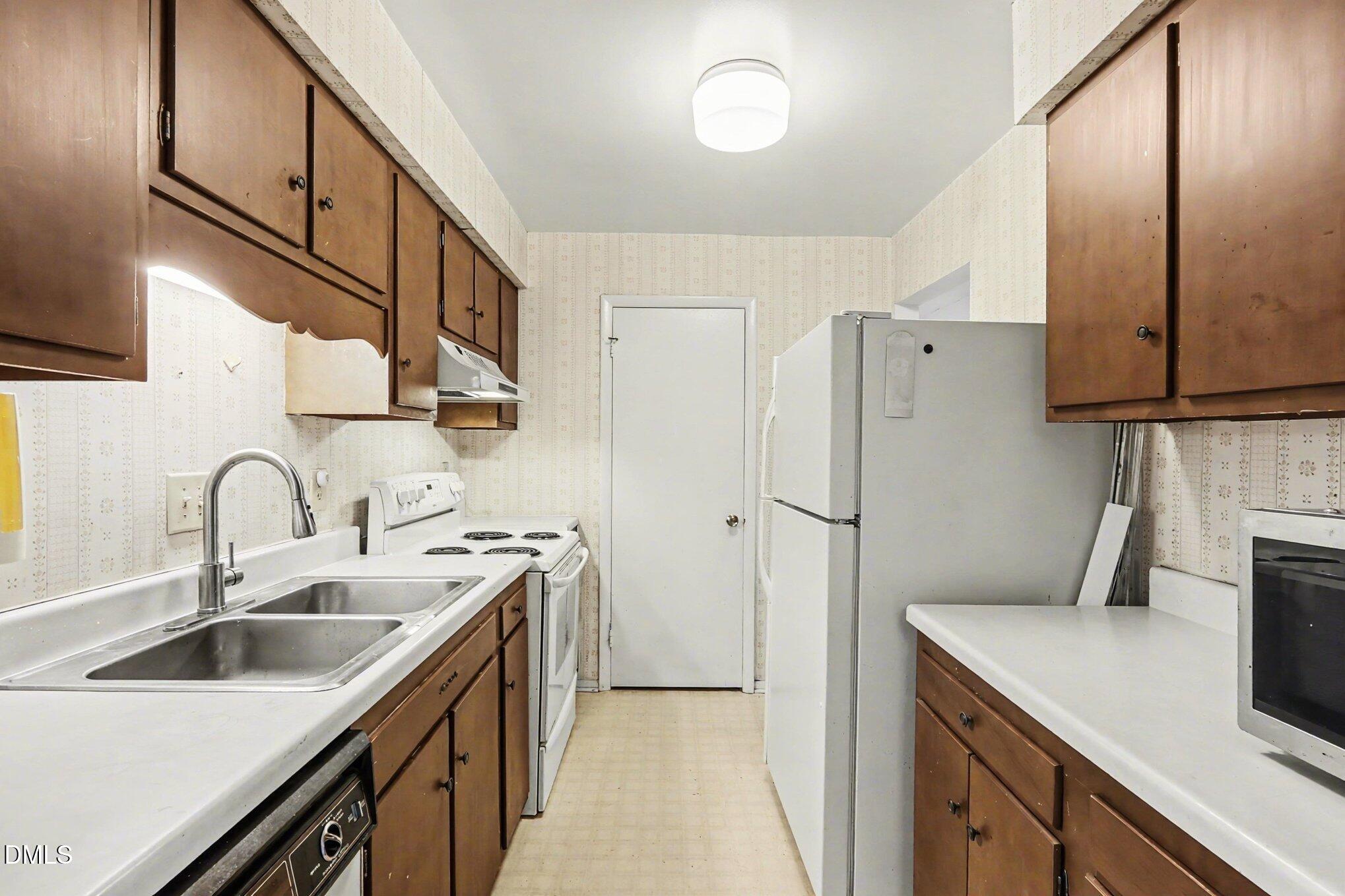 1014 Sandlin Place, Unit G Raleigh, NC 27606 - Photo 6 of 19 Flow-thru Kitchen