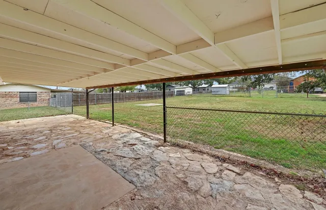 a view of a backyard