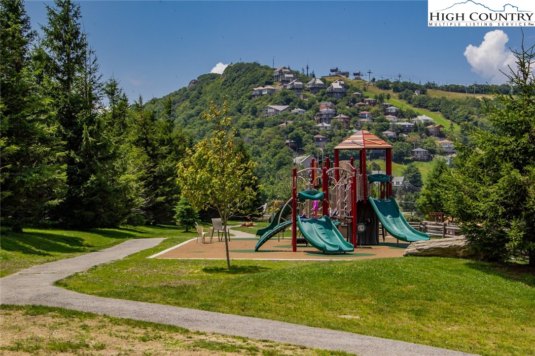 301 Pinnacle Inn Road, Unit 3230 Beech Mountain, NC 28604 - Photo 35 of 40 a view of a entertaining space