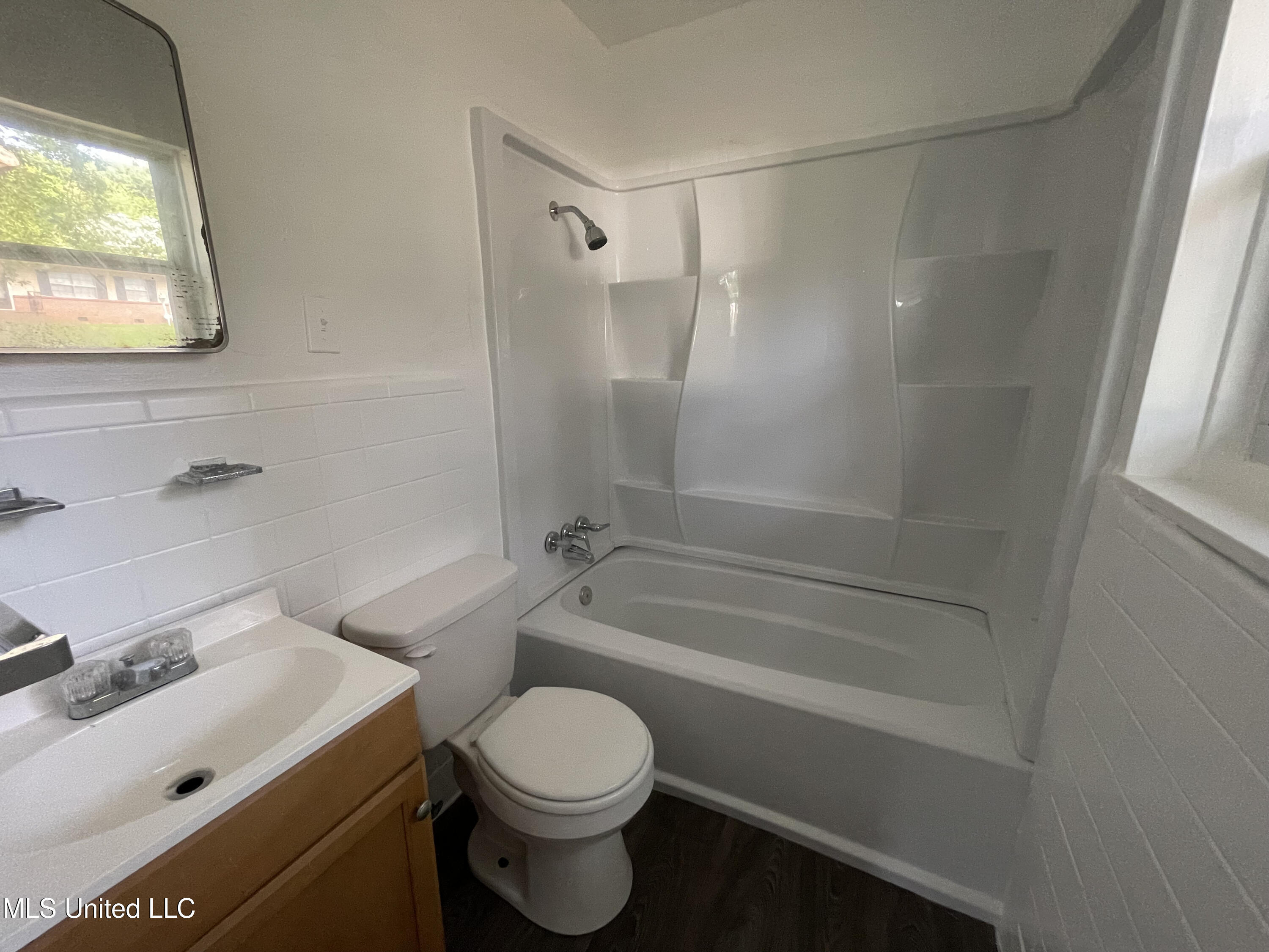 1922 Shamrock Drive Jackson, MS 39204 - Photo 9 of 10 Bath1