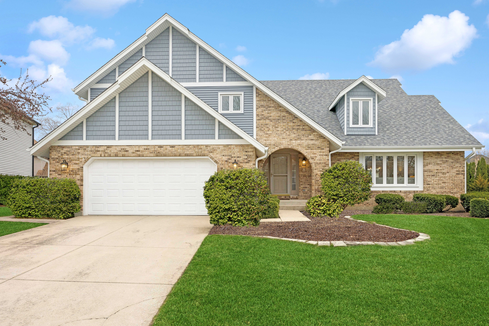 1679 Brittany Lane Hoffman Estates, IL 60192 - Photo 1 of 25