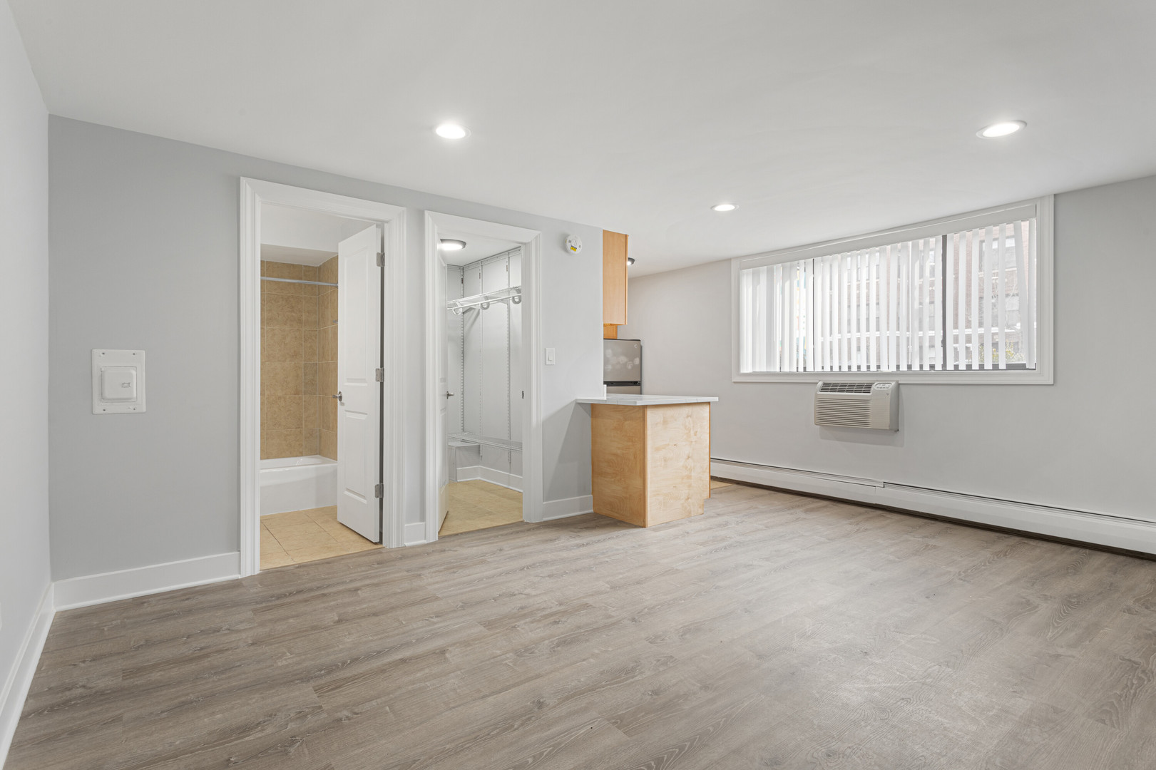 6758 North Sheridan Road, Unit 101 Chicago, IL 60626 - Photo 2 of 12 Gallery Image 2