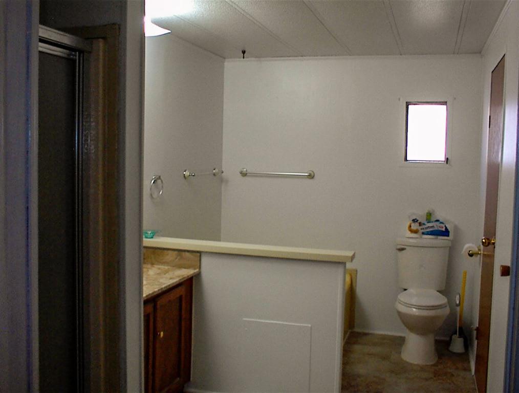 37314 Mistletoe Road Squaw Valley, CA 93675 - Photo 17 of 27 a bathroom with a toilet