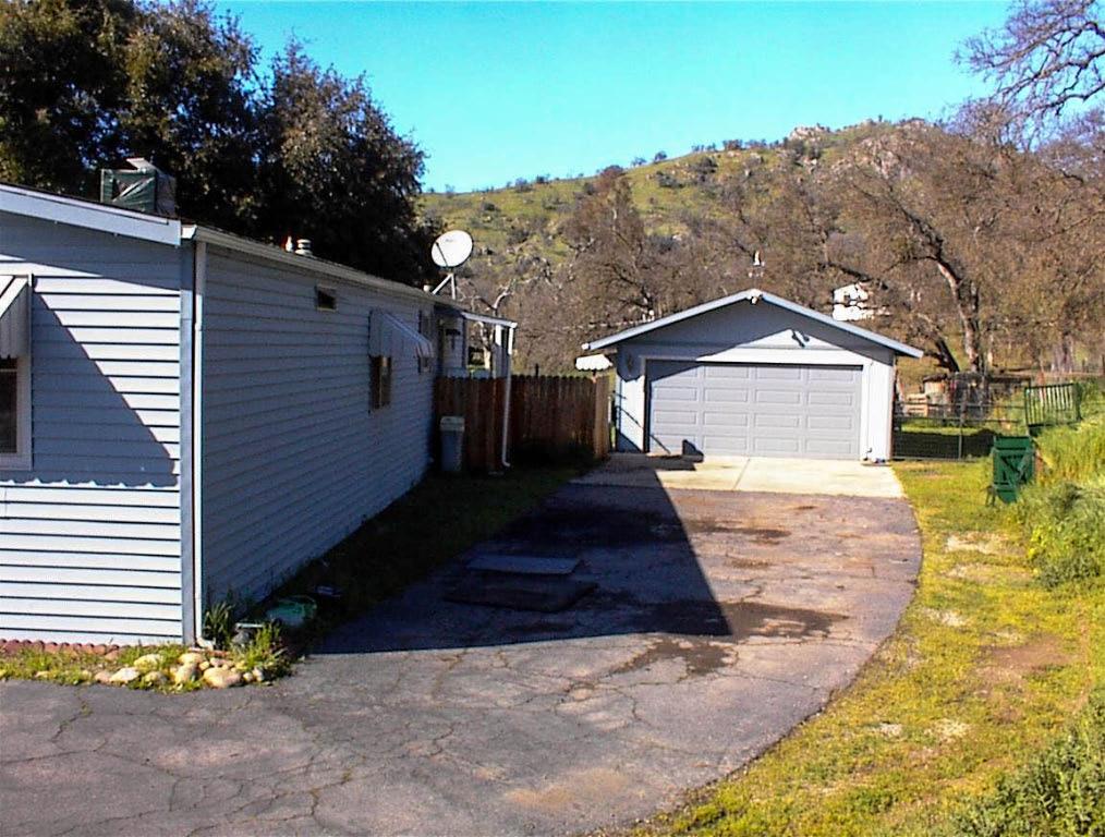37314 Mistletoe Road Squaw Valley, CA 93675 - Photo 5 of 27 a front view of a house with a yard