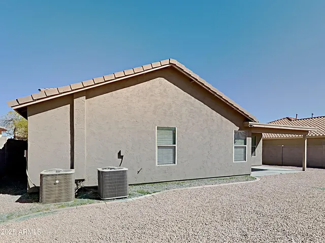 a view of a house with backyard