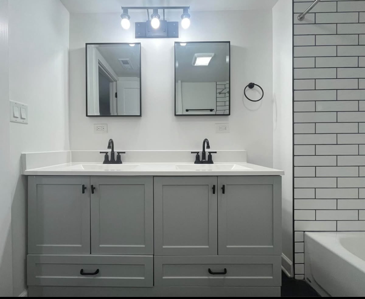 5212 South Lorel Avenue Chicago, IL 60638 - Photo 15 of 17 a bathroom with a double vanity sink mirror and bathtub