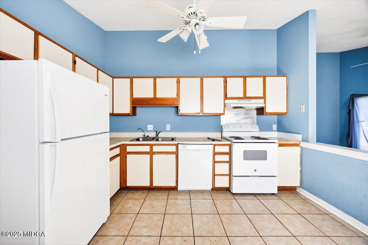 100 Mauldon Court Warner Robins, GA 31093 - Photo 5 of 20 a kitchen with a stove a refrigerator and white cabinets