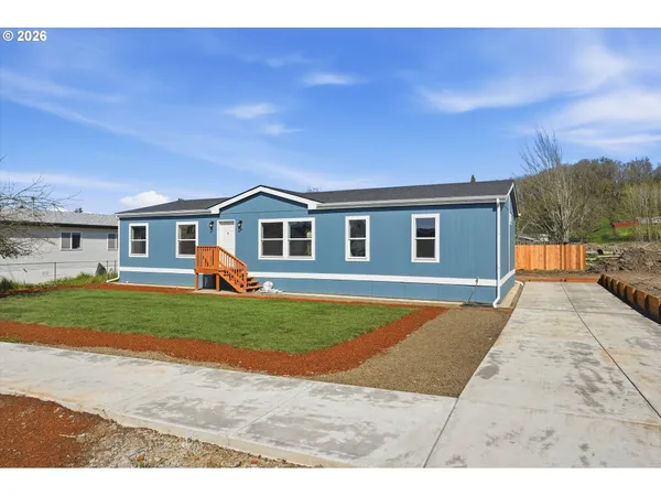 a view of a yard in front of a house
