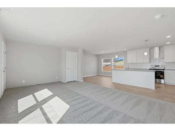 a view of empty room with window