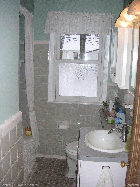 1591 Columbia Road Berkley, MI 48072 - Photo 16 of 25 Main Bath