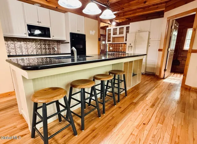 $2,850 | 7 McGowan Circle, Lake George, NY 12845