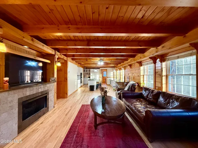 $2,850 | 7 McGowan Circle, Lake George, NY 12845