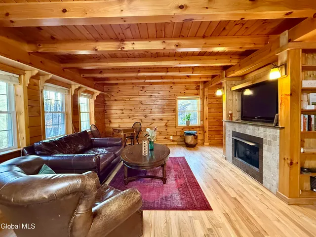 $2,850 | 7 McGowan Circle, Lake George, NY 12845