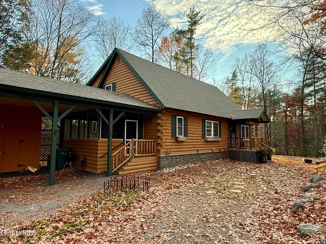 $2,850 | 7 McGowan Circle, Lake George, NY 12845