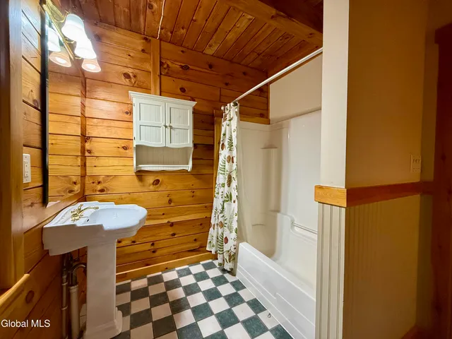 $2,850 | 7 McGowan Circle, Lake George, NY 12845