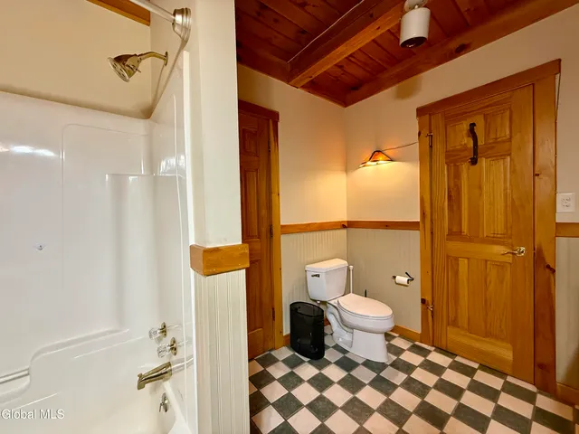 $2,850 | 7 McGowan Circle, Lake George, NY 12845