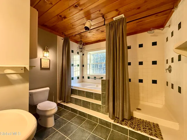 $2,850 | 7 McGowan Circle, Lake George, NY 12845