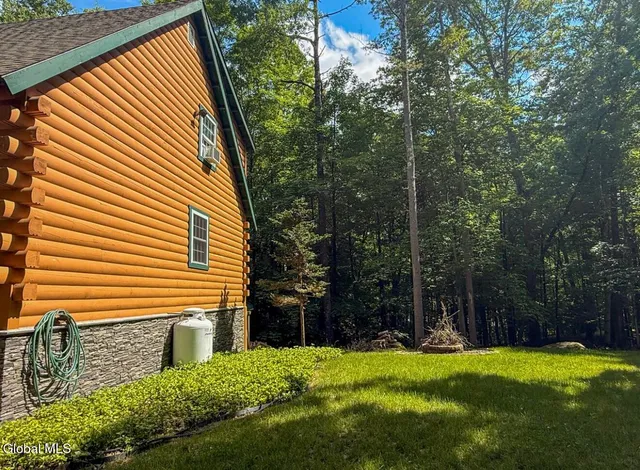 $2,850 | 7 McGowan Circle, Lake George, NY 12845