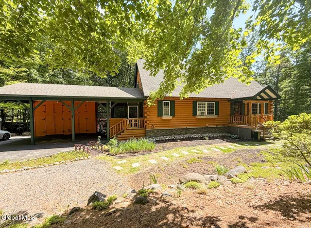 $2,850 | 7 McGowan Circle, Lake George, NY 12845