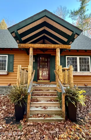 $2,850 | 7 McGowan Circle, Lake George, NY 12845
