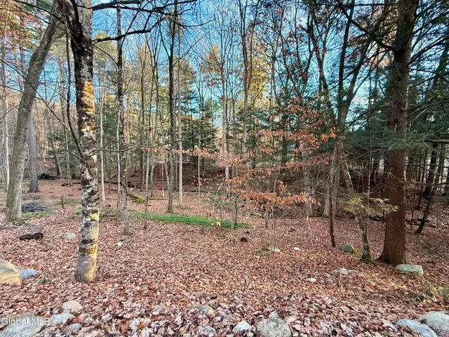 $2,850 | 7 McGowan Circle, Lake George, NY 12845