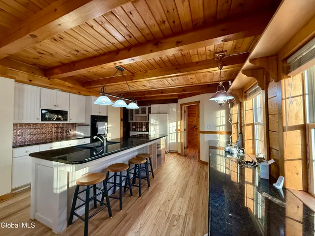 $2,850 | 7 McGowan Circle, Lake George, NY 12845