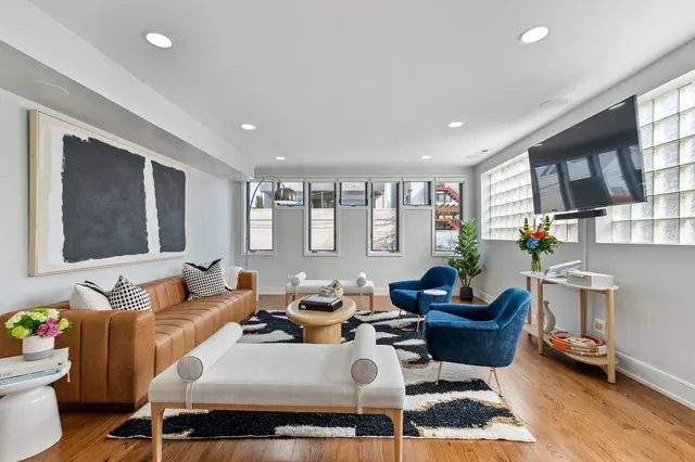 $1,250,000 | 1527 West Pearson Street, Chicago, IL 60642