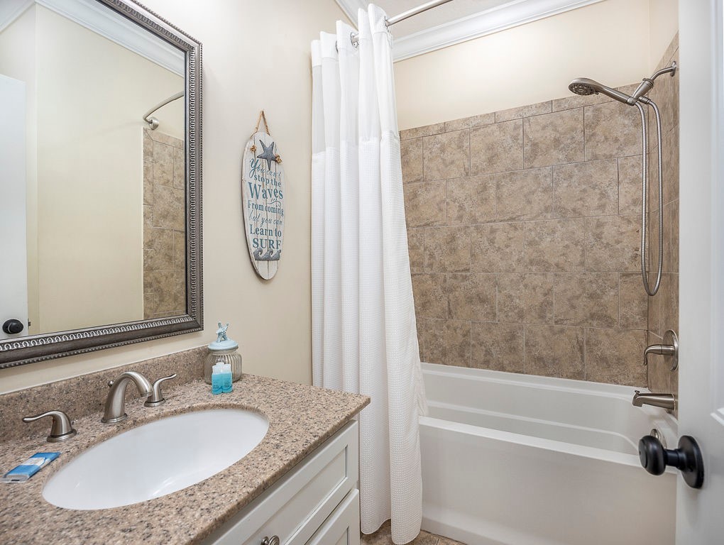 802 Reserve Lane St. Simons Island, GA 31522 - Photo 27 of 48 Upstairs guest bathroom