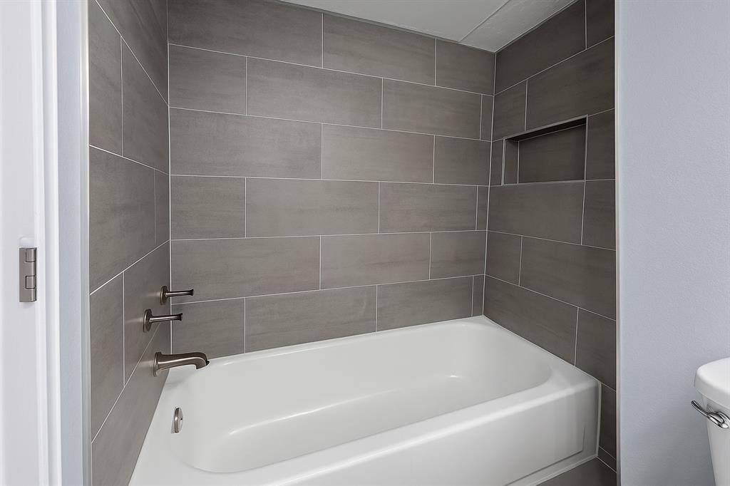 4561 O North O'Connor Road, Unit 1294 Irving, TX 75062 - Photo 10 of 31 a bathroom with a bathtub