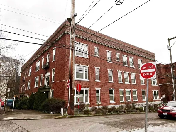 $178,000 | 901 Northeast 43rd Street, Unit 201, Seattle, WA 98105