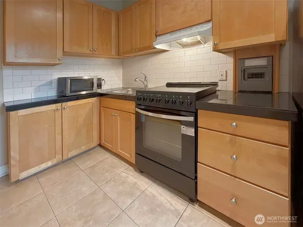 $178,000 | 901 Northeast 43rd Street, Unit 201, Seattle, WA 98105