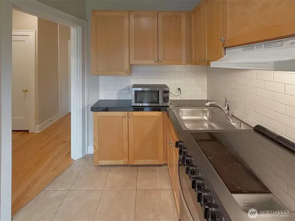 $178,000 | 901 Northeast 43rd Street, Unit 201, Seattle, WA 98105