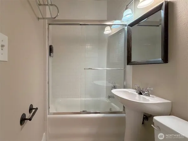 $178,000 | 901 Northeast 43rd Street, Unit 201, Seattle, WA 98105