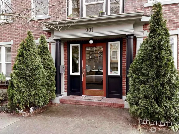 $178,000 | 901 Northeast 43rd Street, Unit 201, Seattle, WA 98105