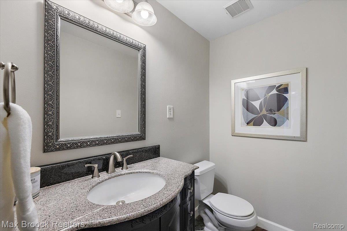 545 Whitehall Road Bloomfield Hills, MI 48304 - Photo 14 of 41 Powder Room