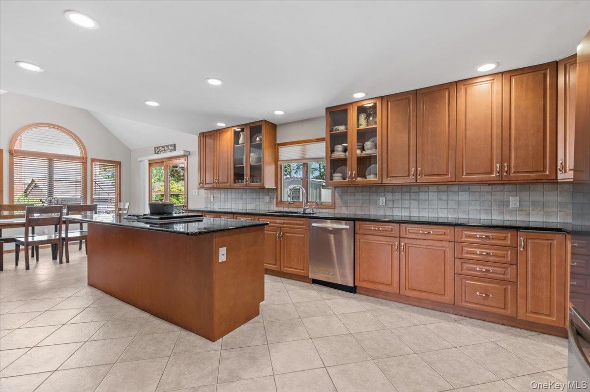 37 Sylvia Road Plainview, NY 11803 - Photo 12 of 44