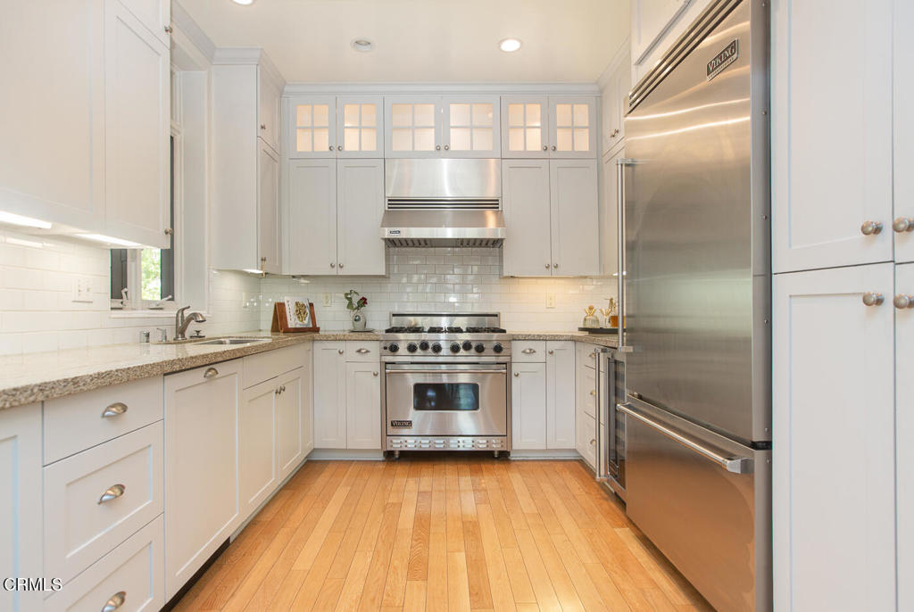700 Union Street, Unit 302 Pasadena, CA 91101 - Photo 13 of 30 a kitchen with a refrigerator and a stove