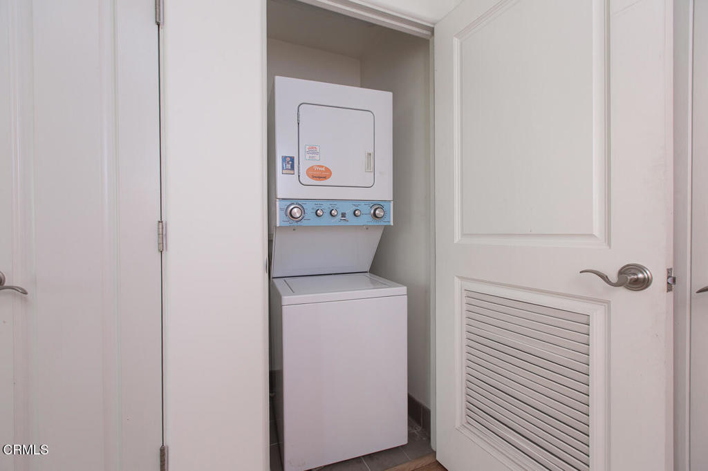 700 Union Street, Unit 302 Pasadena, CA 91101 - Photo 15 of 30 a utility room with dryer and washer