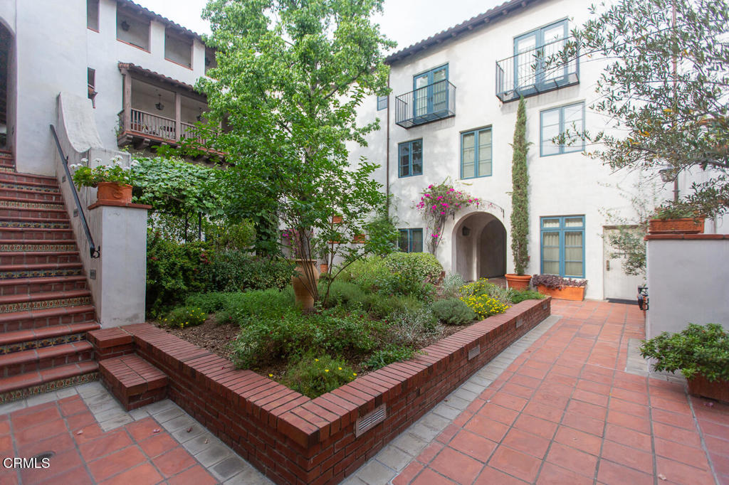 700 Union Street, Unit 302 Pasadena, CA 91101 - Photo 27 of 30 a front view of a house with garden