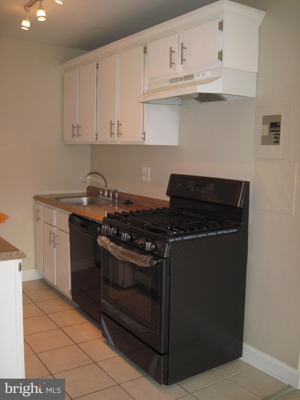 1200 South Arlington Ridge Road, Unit 602 Arlington, VA 22202 - Photo 7 of 25 New 5 Burner Stove